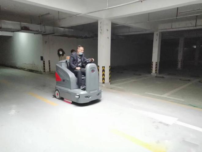 渝北小区物业保洁不用人力改用驾驶式洗地机了